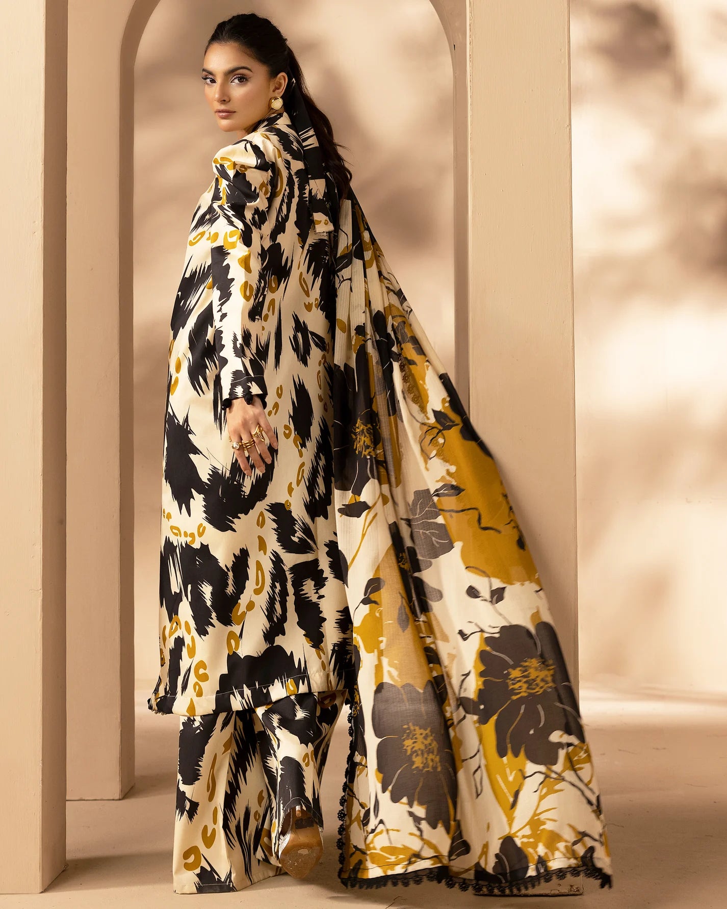 Omré Unstitched Viscose Digital Printed Suit – Design 01 | Diamond Digital Dupatta | Winter Luxury Collection Vol.1 2025 عمدہ وسکوز ڈیجیٹل پرنٹ سوٹ – ڈیزائن 01 | ڈائمنڈ ڈیجیٹل دوپٹہ | ونٹر لکژری کلیکشن 2025