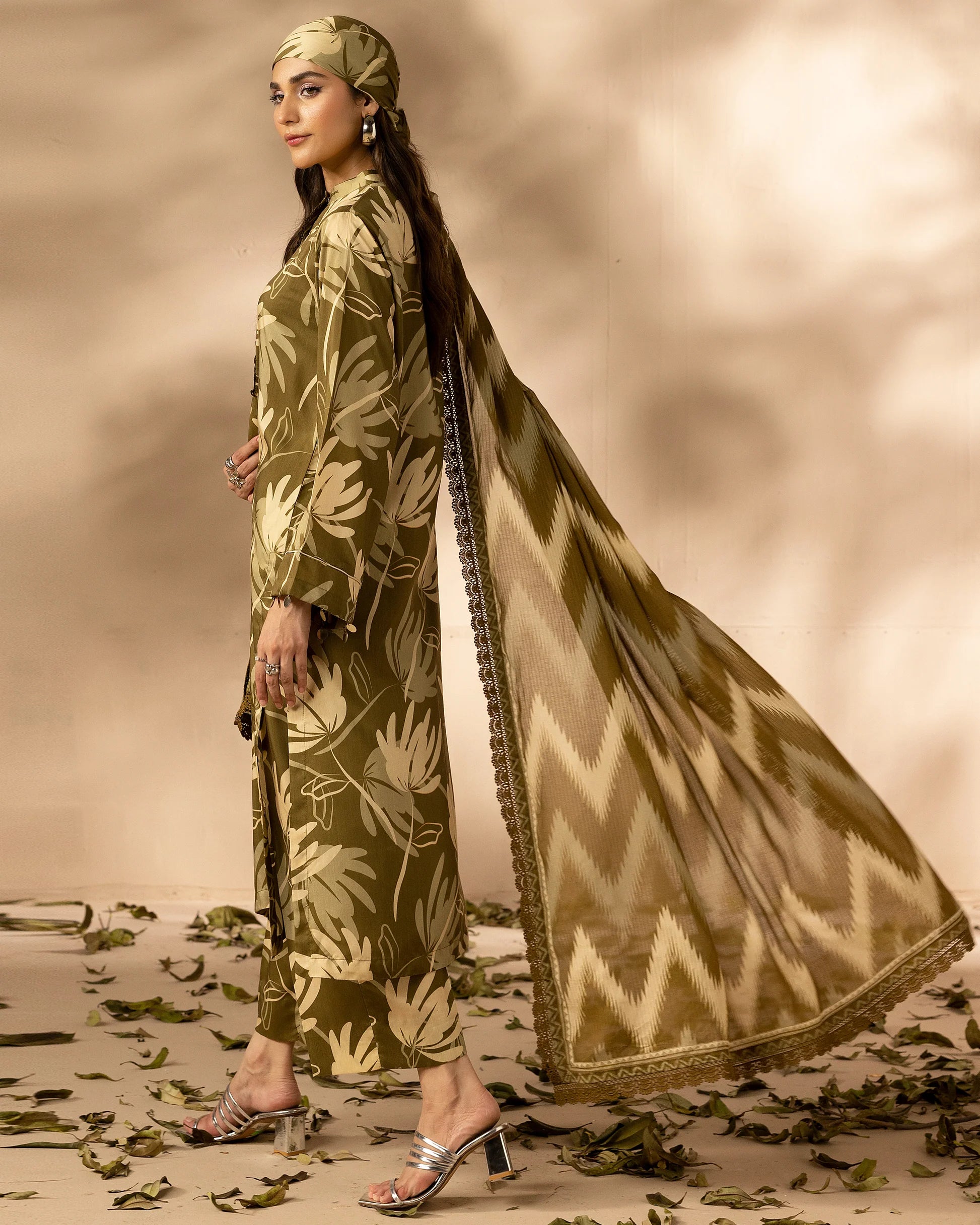 Omré Vol.1 Unstitched Viscose Digital Printed Suit – Design #07 | Diamond Digital Printed Dupatta | Winter Elegance 2025 امرے والیوم 1 اَن سٹچڈ وسکوز ڈیجیٹل پرنٹڈ سوٹ – ڈیزائن نمبر 07 | ڈائمنڈ ڈیجیٹل پرنٹڈ دوپٹہ | ونٹر نفاست 2025