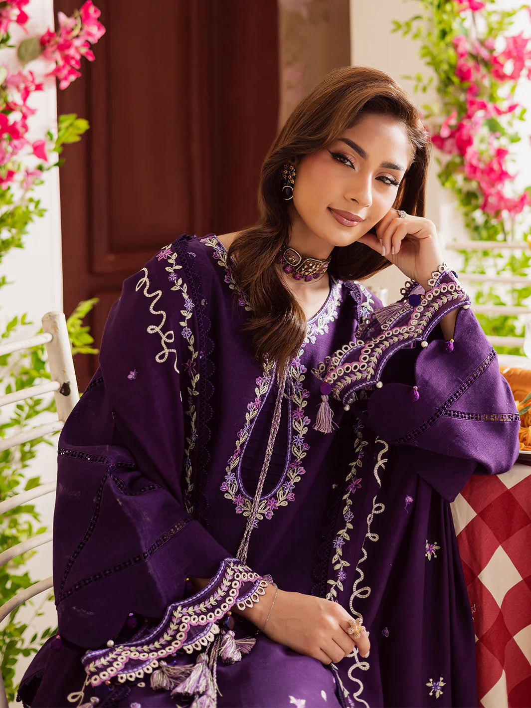 Mahnur Nova Khaddar ’25 – NK-02 | Plum Radiance | Premium Digital Printed Winter 3PC Suit ماہنور نووا کھدر ’25 – NK-02 | پلم ریڈیئنس | پریمیم ڈجیٹل پرنٹڈ ونٹر تین پیس سوٹ