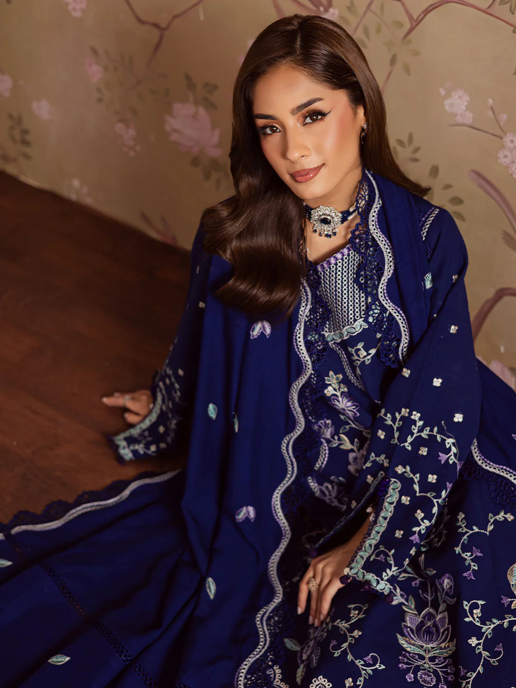 Mahnur Nova Khaddar ’25 – NK-06 | Emerald Enchant | Premium Digital Printed 3PC Winter Suit ماہنور نووا کھدر ’25 – این کے-06 | زمردی جادو | پریمیم ڈجیٹل پرنٹڈ تین پیس ونٹر سوٹ