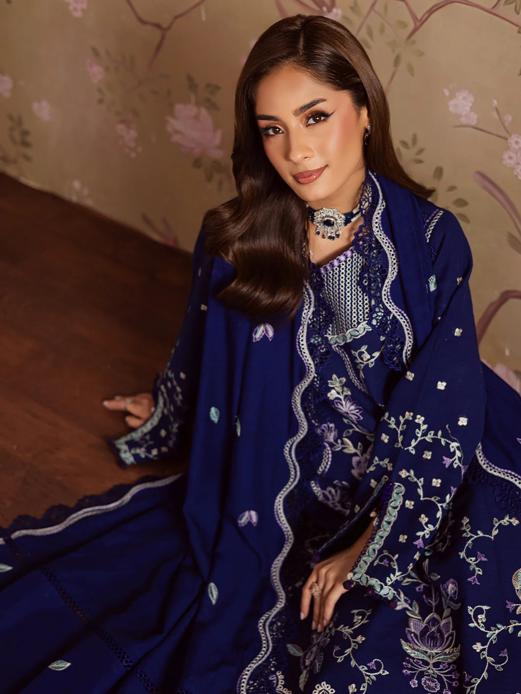 Mahnur Nova Khaddar ’25 – NK-06 | Emerald Enchant | Premium Digital Printed 3PC Winter Suit ماہنور نووا کھدر ’25 – این کے-06 | زمردی جادو | پریمیم ڈجیٹل پرنٹڈ تین پیس ونٹر سوٹ