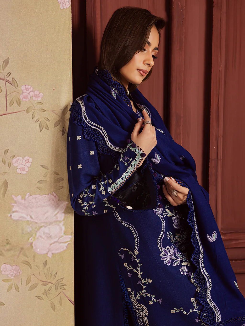 Mahnur Nova Khaddar ’25 – NK-06 | Emerald Enchant | Premium Digital Printed 3PC Winter Suit ماہنور نووا کھدر ’25 – این کے-06 | زمردی جادو | پریمیم ڈجیٹل پرنٹڈ تین پیس ونٹر سوٹ