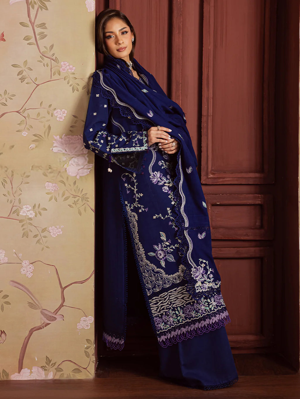 Mahnur Nova Khaddar ’25 – NK-06 | Emerald Enchant | Premium Digital Printed 3PC Winter Suit ماہنور نووا کھدر ’25 – این کے-06 | زمردی جادو | پریمیم ڈجیٹل پرنٹڈ تین پیس ونٹر سوٹ