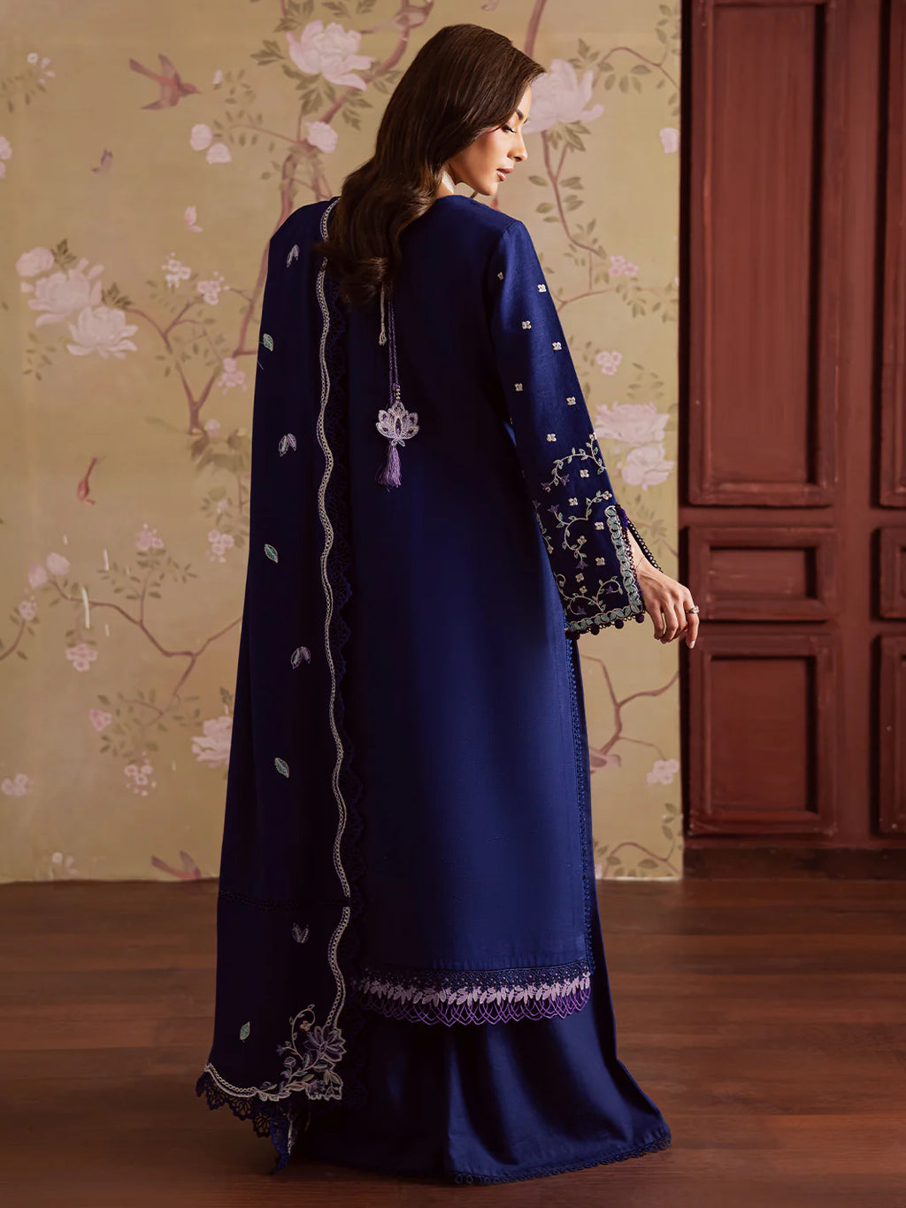 Mahnur Nova Khaddar ’25 – NK-06 | Emerald Enchant | Premium Digital Printed 3PC Winter Suit ماہنور نووا کھدر ’25 – این کے-06 | زمردی جادو | پریمیم ڈجیٹل پرنٹڈ تین پیس ونٹر سوٹ