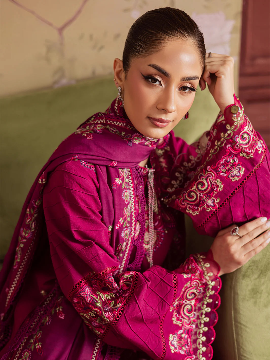 Mahnur Nova Khaddar ’25 – NK-08 | Golden Dusk | Premium Digital Printed 3PC Winter Suit ماہنور نووا کھدر ’25 – این کے-08 | گولڈن ڈسک | پریمیم ڈجیٹل پرنٹڈ تین پیس ونٹر سوٹ